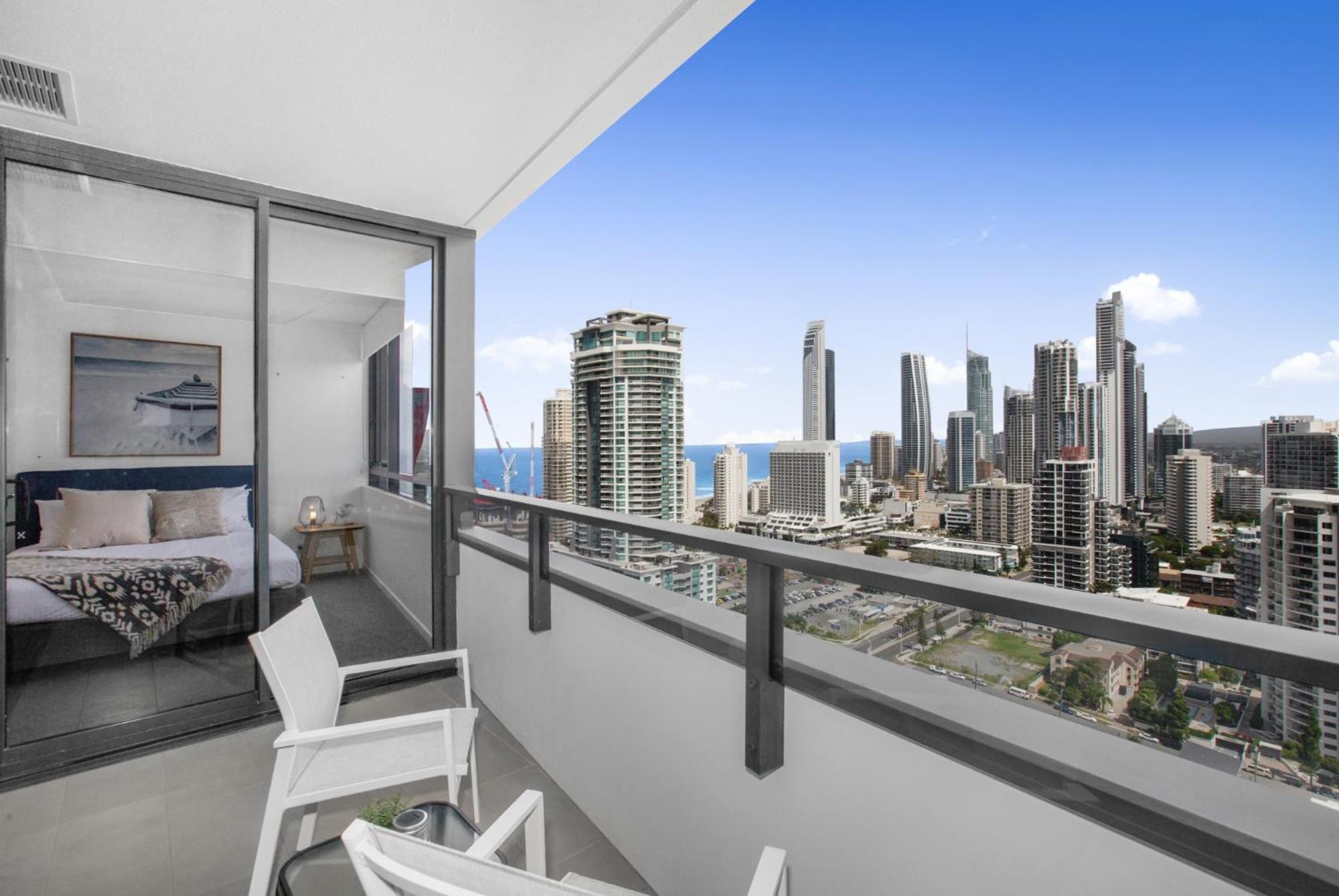 Surfers Paradise 1-bed With Stunning Views & Pool